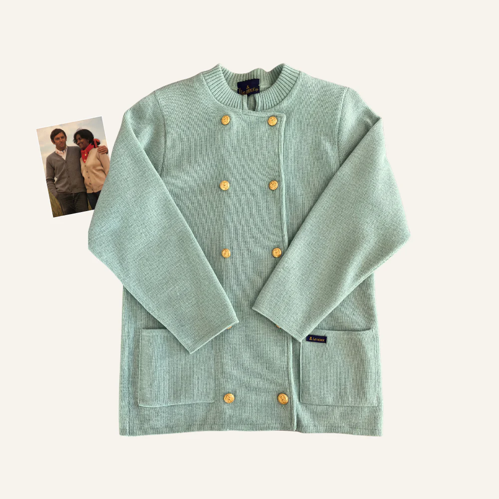 Cardigan vert pastel à boutons dorés en laine vierge pour femme - Seconde main