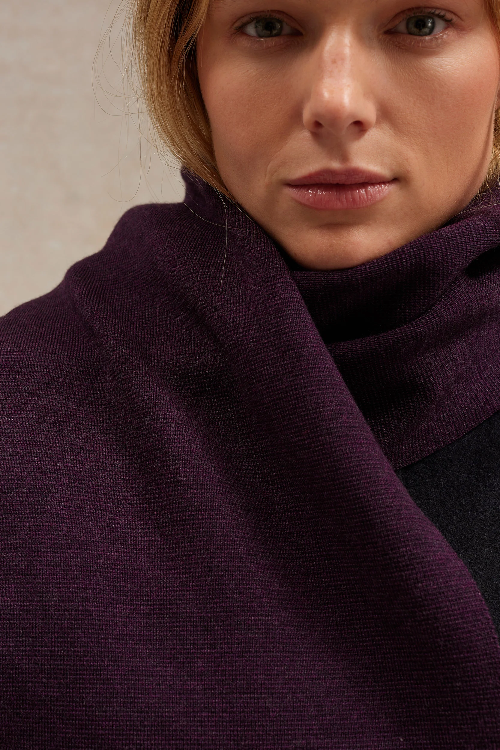 Écharpe fine mixte prune en maille Milano - Image 4