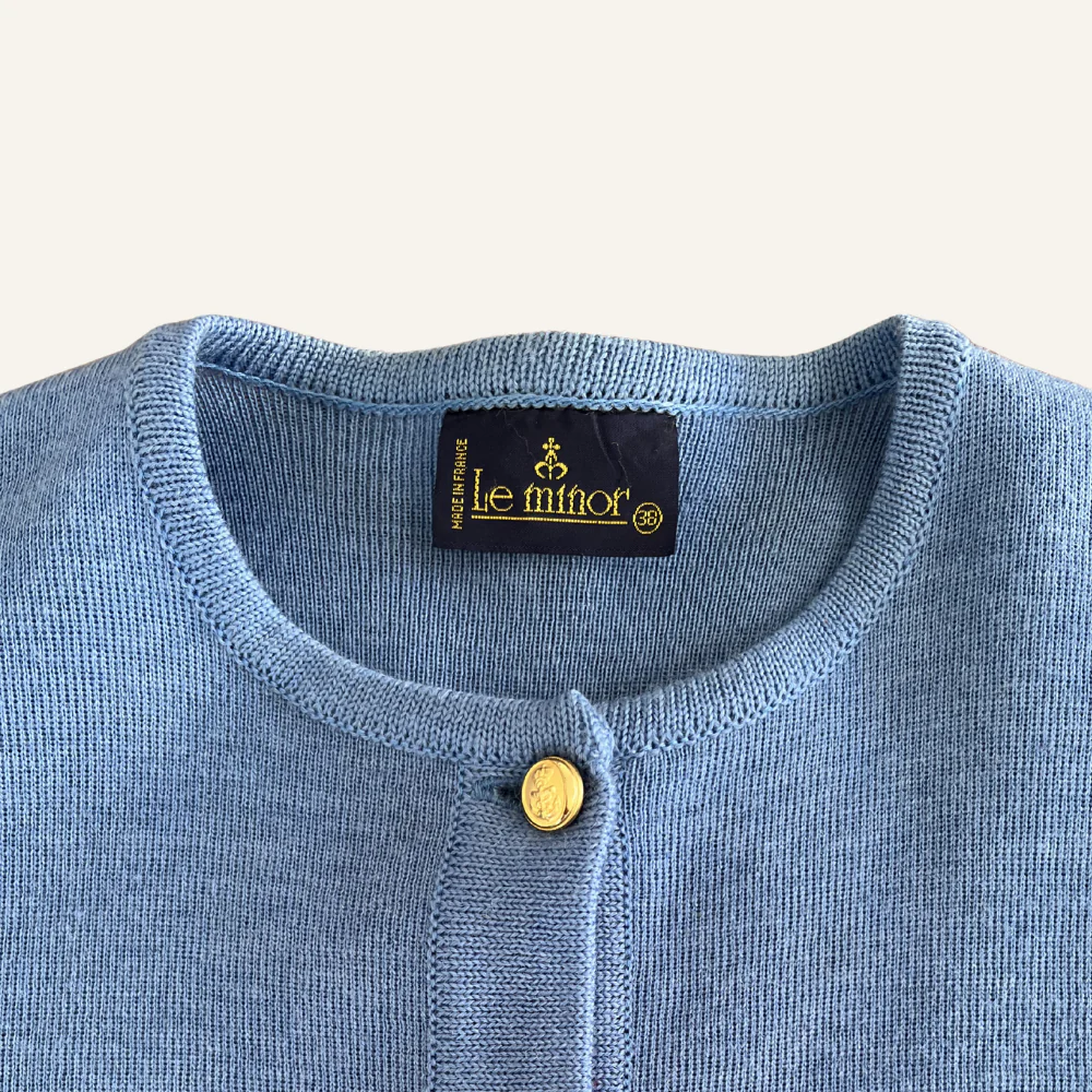 Cardigan bleu à boutons dorés en laine vierge pour femme - Seconde main - Image 4