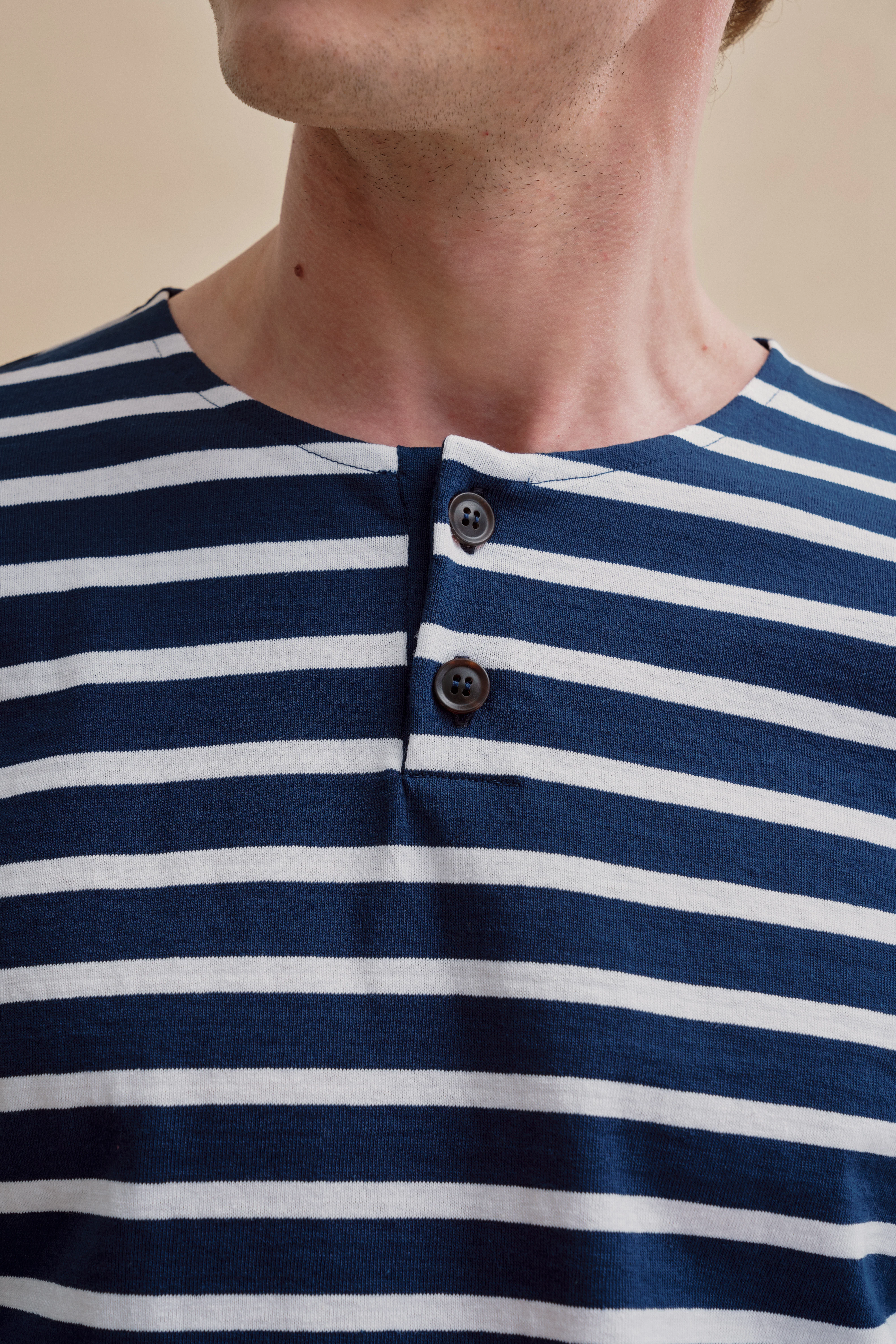 Marinière Henley marine et blanc pour homme - Image 2