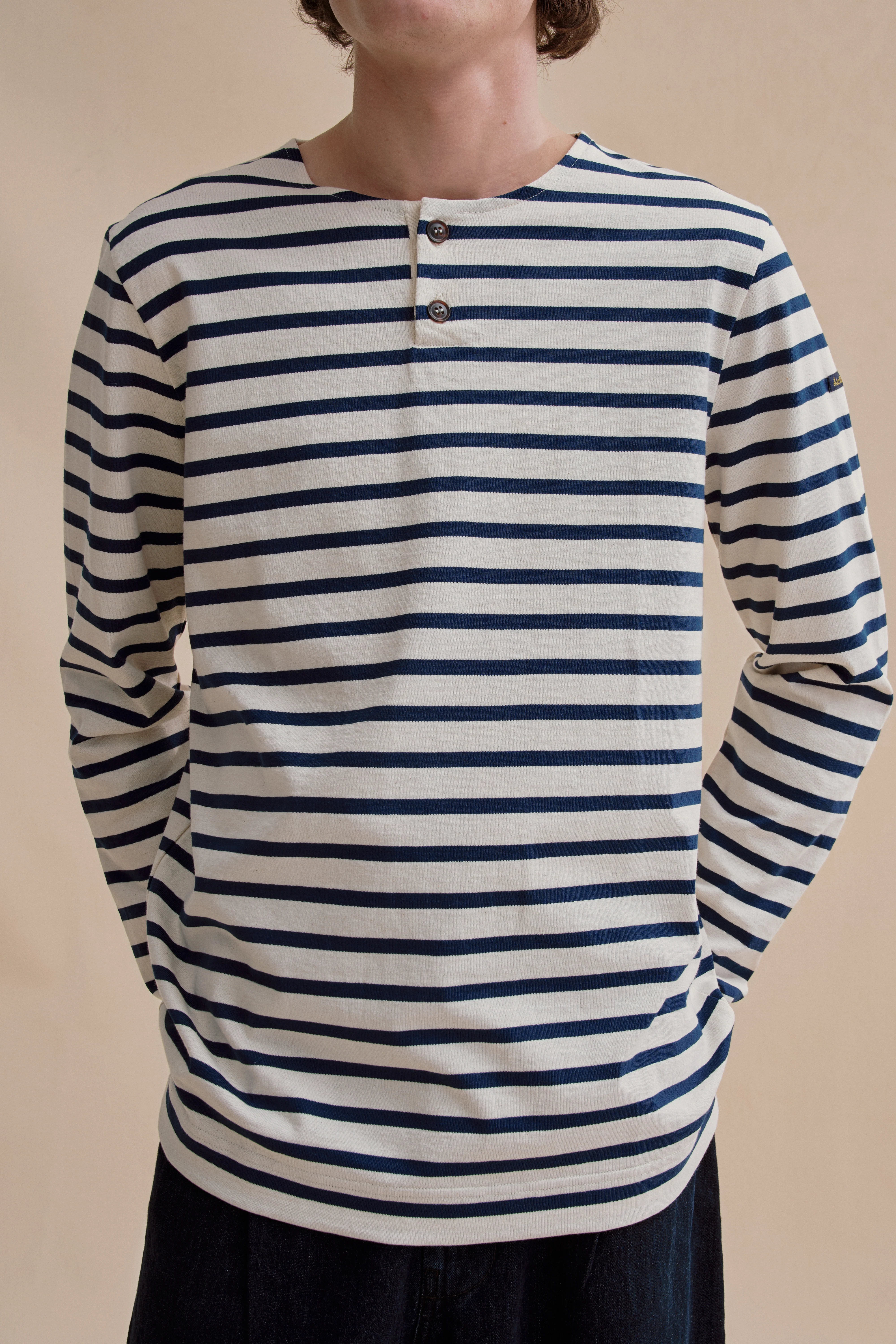 Marinière Henley écru et marine pour homme - Image 2