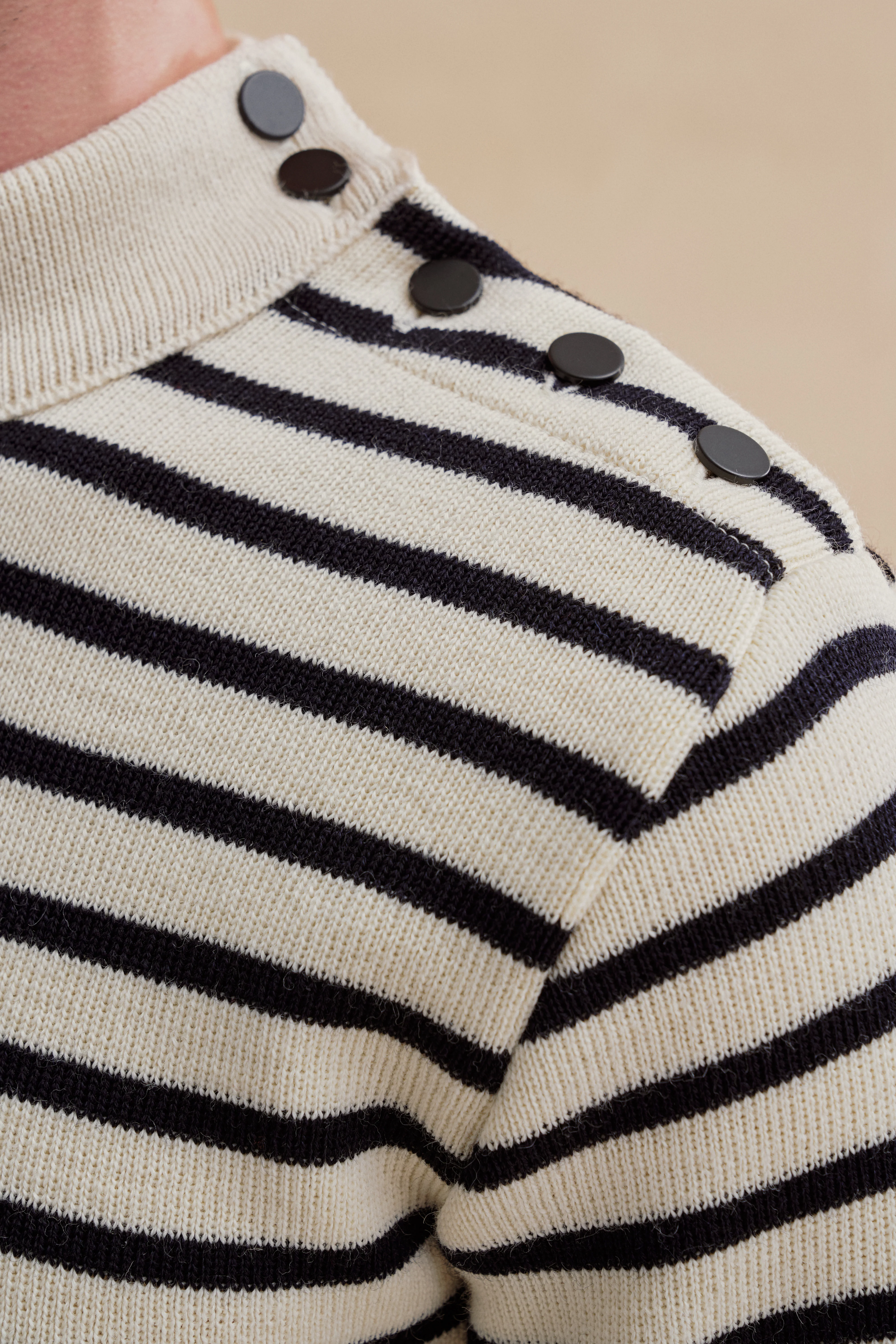 Pull marin écru et bleu marine pour homme - Image 2