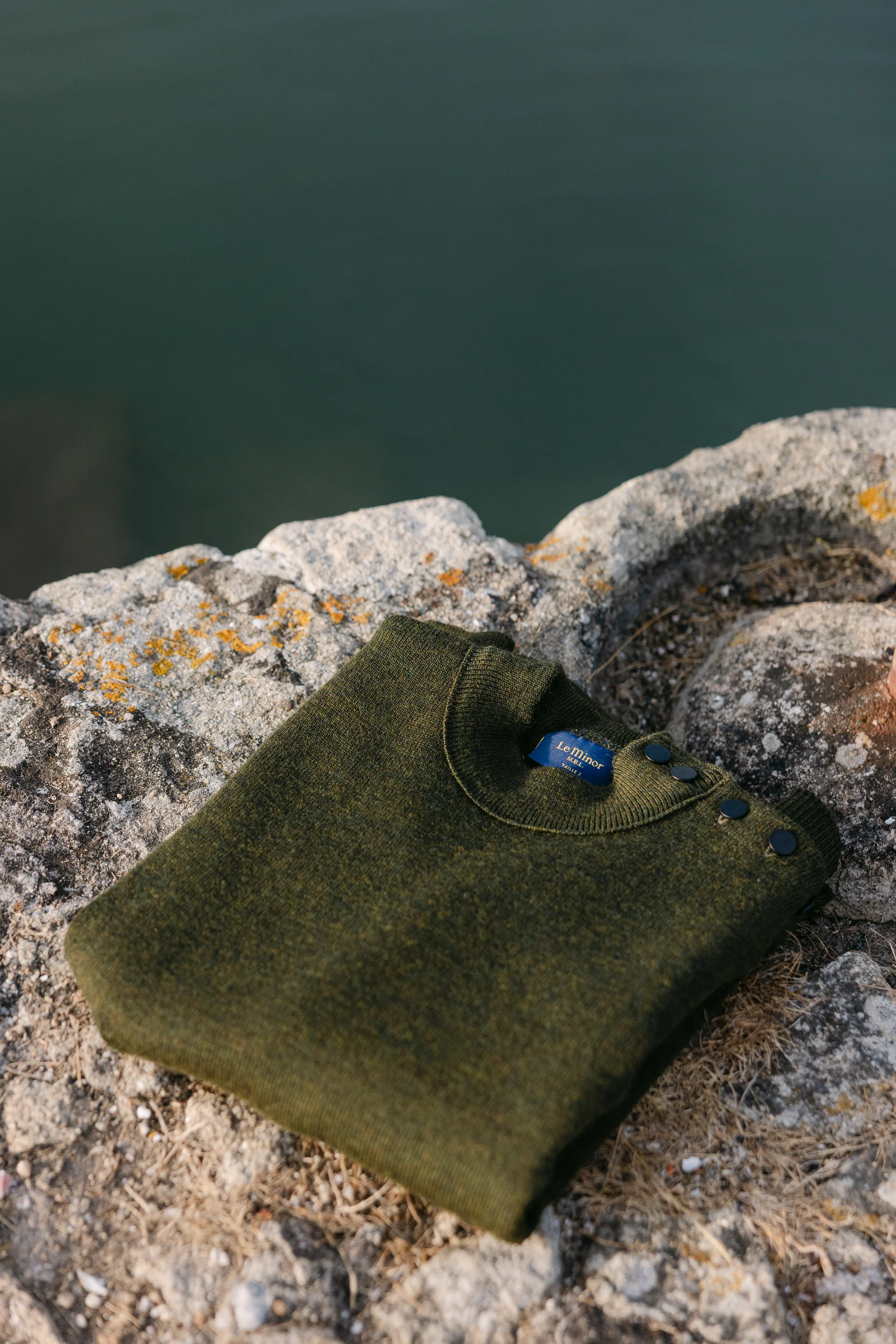 Pull marin olive pour homme - Image 9