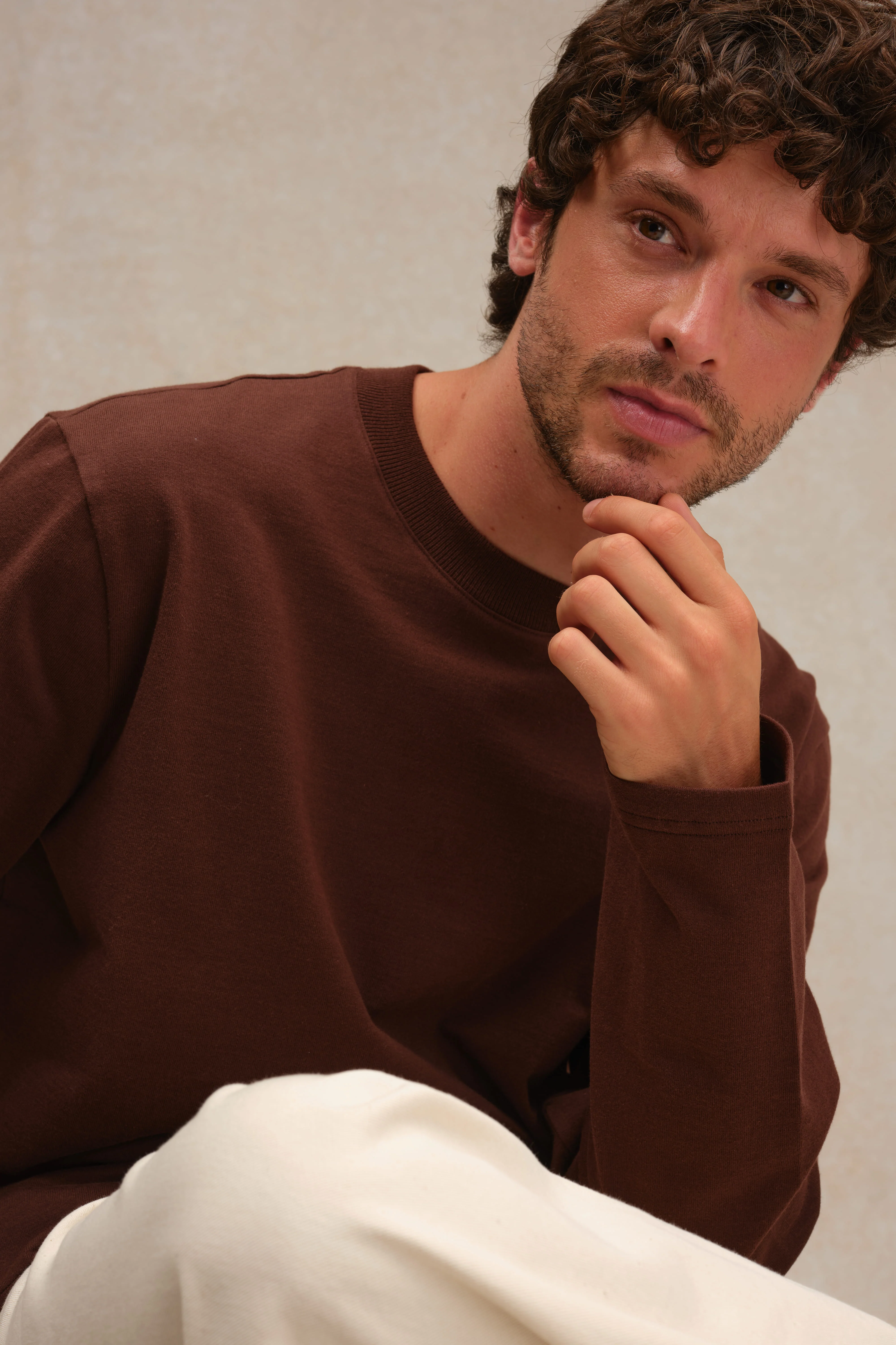 T-shirt marron chocolat à manches longues en coton pour homme - Image 2