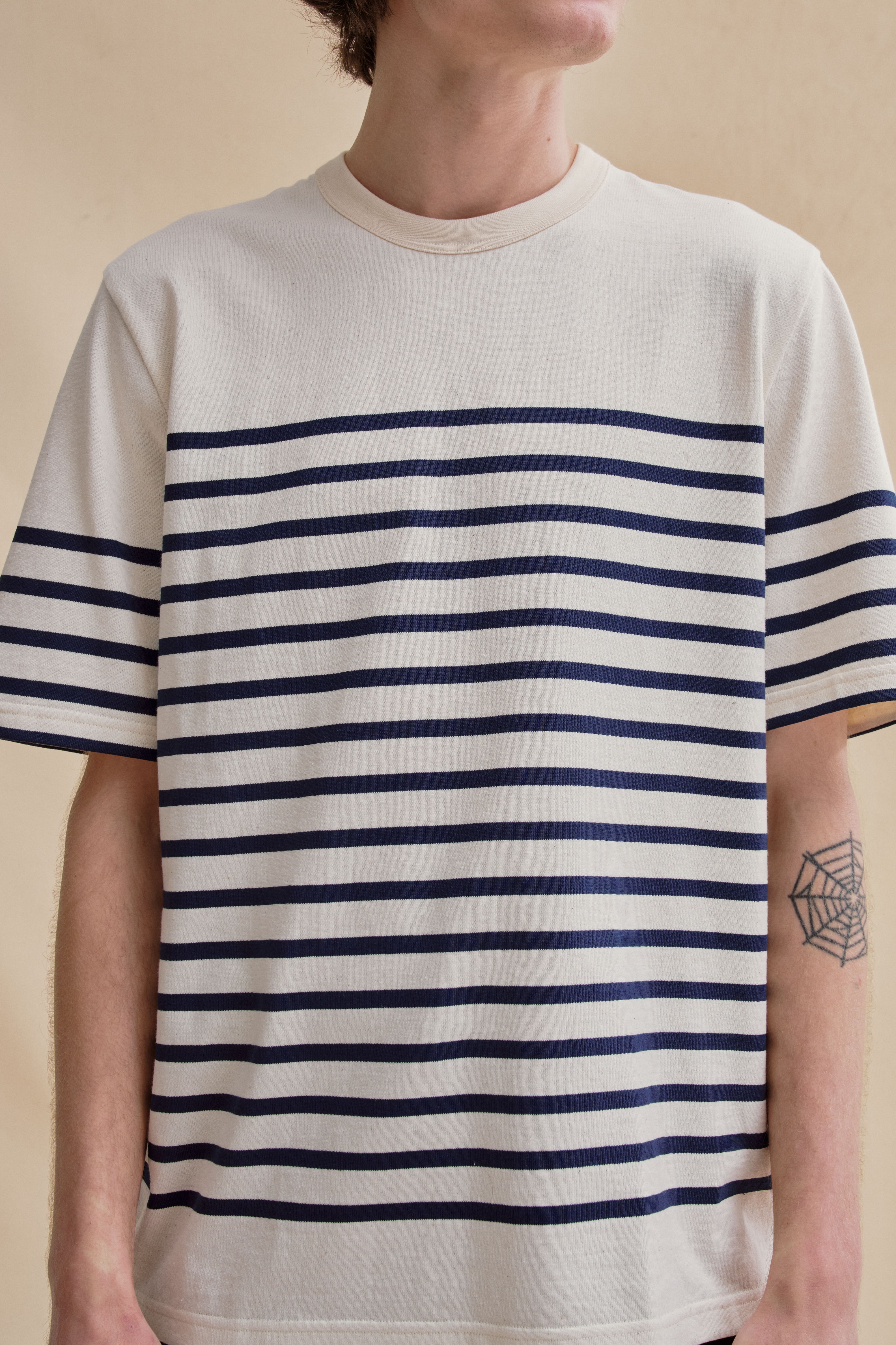 T-shirt marin écru et marine pour homme - rayures Marine Nationale - Image 2